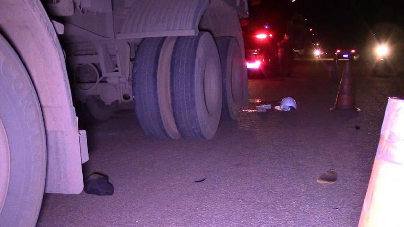 Motociclista é socorrido em estado grave após bater na traseira de carreta estacionada em Rolim de Moura Motociclista é socorrido em estado grave após bater na traseira de carreta estacionada em Rolim de Moura