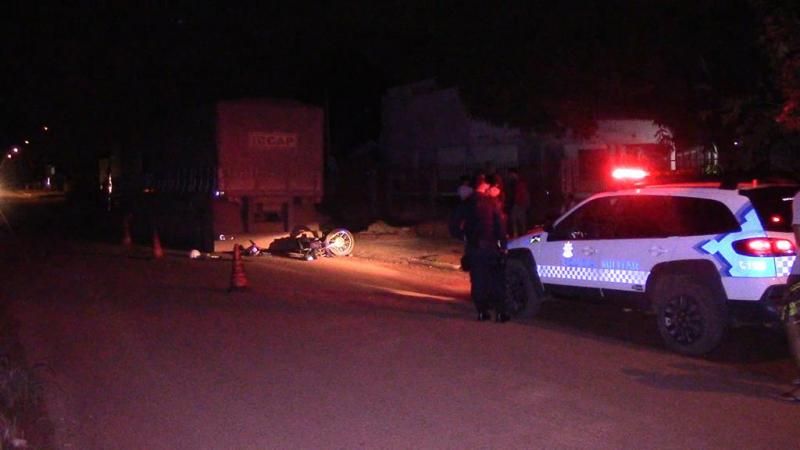 Motociclista é socorrido em estado grave após bater na traseira de carreta estacionada em Rolim de Moura Motociclista é socorrido em estado grave após bater na traseira de carreta estacionada em Rolim de Moura