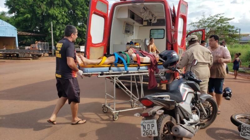 Mãe e filho ficam feridos em colisão envolvendo moto e carro em Rolim de Moura Mãe e filho ficam feridos em colisão envolvendo moto e carro em Rolim de Moura