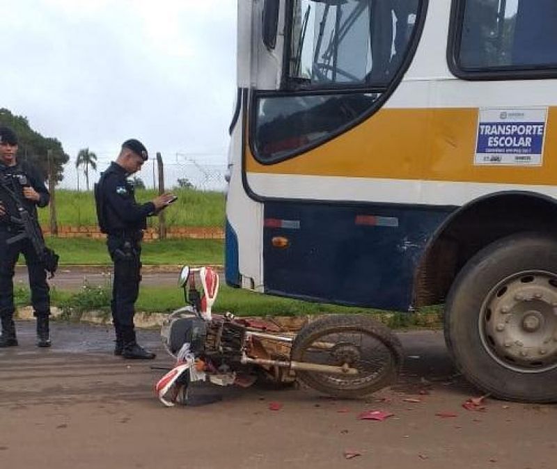 Motociclista colide em ônibus escolar e fica ferido em Jaru Motociclista colide em ônibus escolar e fica ferido em Jaru