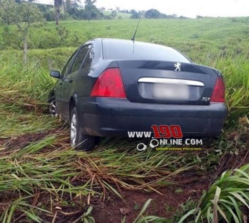 Automóvel sai da pista após mulher tentar desviar de buraco na RO-383 em Alta Floresta Automóvel sai da pista após mulher tentar desviar de buraco na RO-383 em Alta Floresta