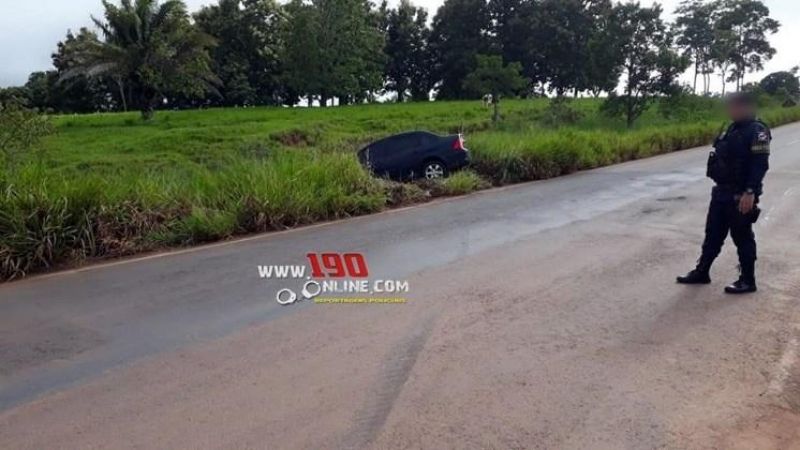 Automóvel sai da pista após mulher tentar desviar de buraco na RO-383 em Alta Floresta Automóvel sai da pista após mulher tentar desviar de buraco na RO-383 em Alta Floresta