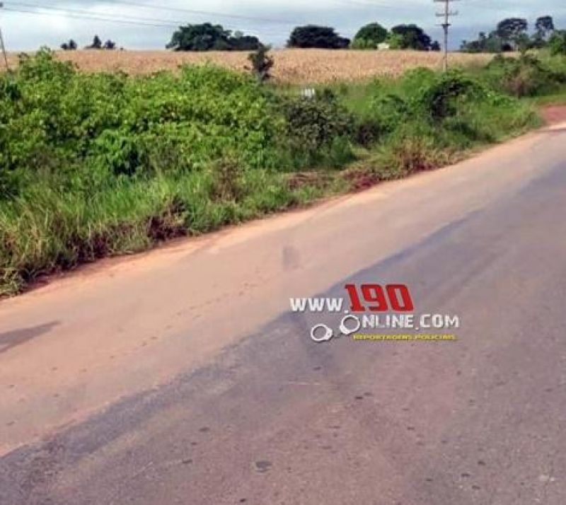 Automóvel sai da pista após mulher tentar desviar de buraco na RO-383 em Alta Floresta Automóvel sai da pista após mulher tentar desviar de buraco na RO-383 em Alta Floresta