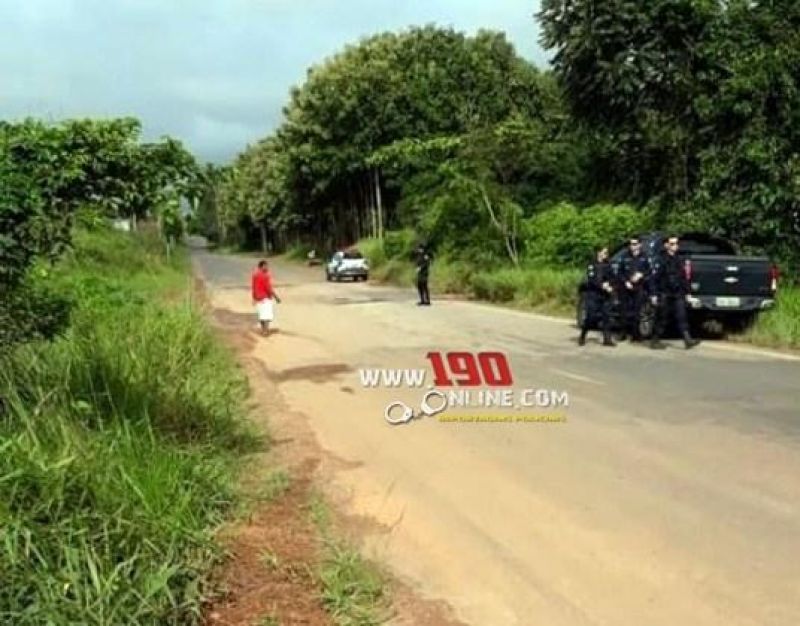 Automóvel sai da pista após mulher tentar desviar de buraco na RO-383 em Alta Floresta Automóvel sai da pista após mulher tentar desviar de buraco na RO-383 em Alta Floresta