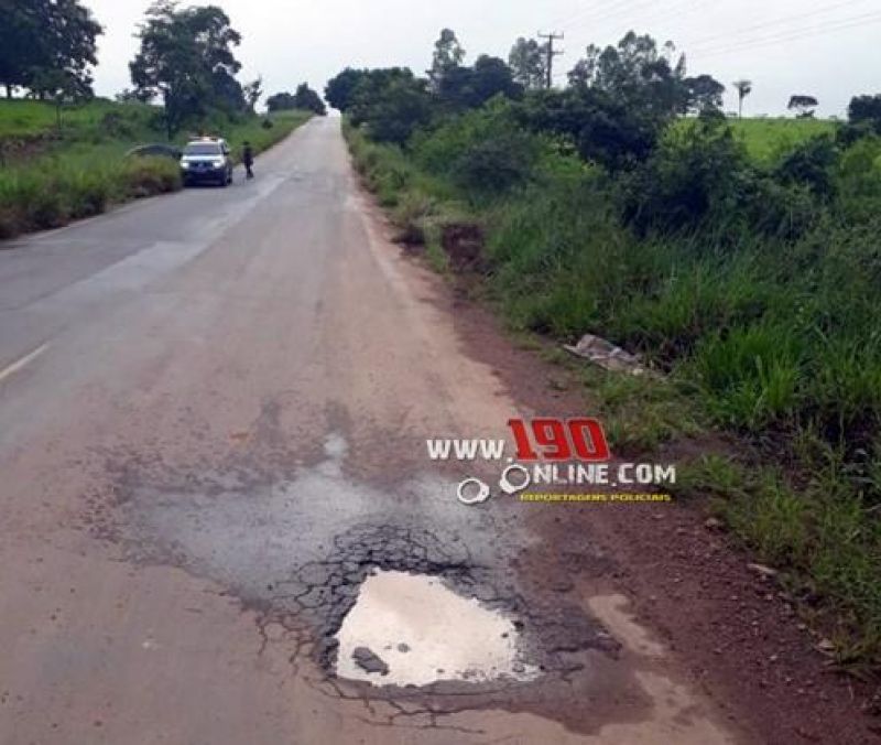 Automóvel sai da pista após mulher tentar desviar de buraco na RO-383 em Alta Floresta Automóvel sai da pista após mulher tentar desviar de buraco na RO-383 em Alta Floresta