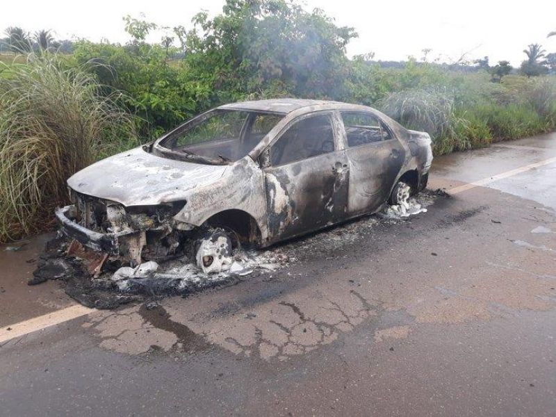 Veículo com casal de Jaru pega fogo durante viagem para o Acre na BR-364 Veículo com casal de Jaru pega fogo durante viagem para o Acre na BR-364