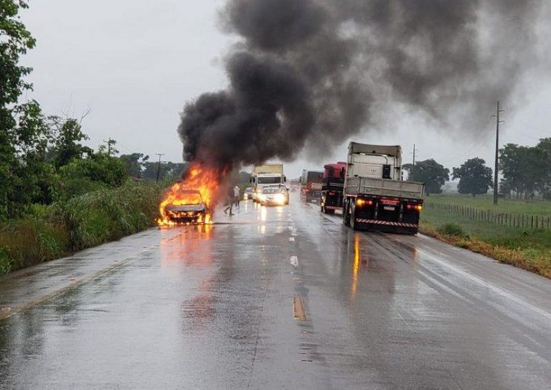 Veículo com casal de Jaru pega fogo durante viagem para o Acre na BR-364 Veículo com casal de Jaru pega fogo durante viagem para o Acre na BR-364