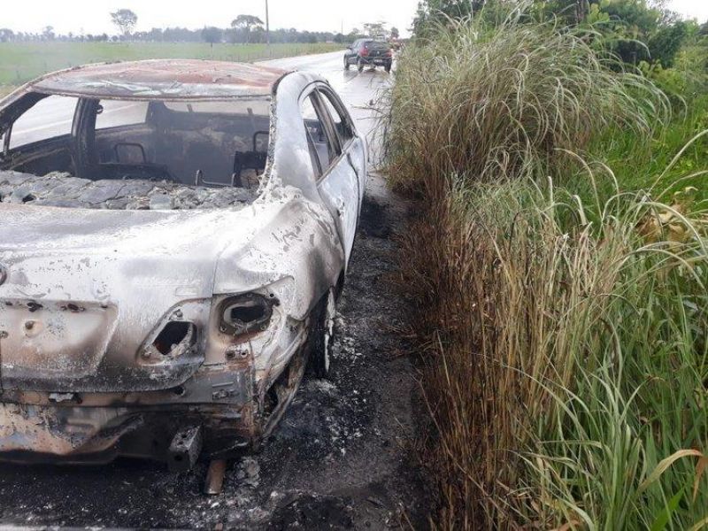 Veículo com casal de Jaru pega fogo durante viagem para o Acre na BR-364 Veículo com casal de Jaru pega fogo durante viagem para o Acre na BR-364