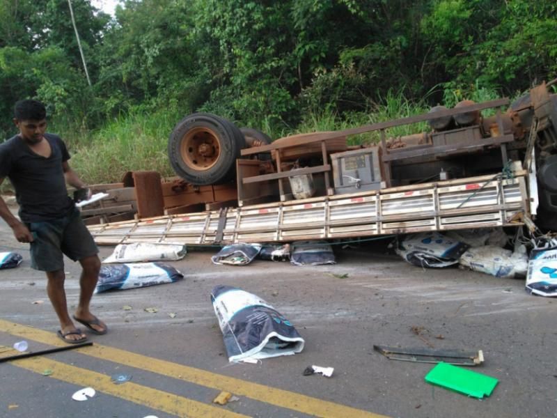 Cantor morre e outras duas pessoas ficam feridas em acidente entre caminhão e Onix no MT; veja o vídeo Cantor morre e outras duas pessoas ficam feridas em acidente entre caminhão e Onix no MT; veja o vídeo