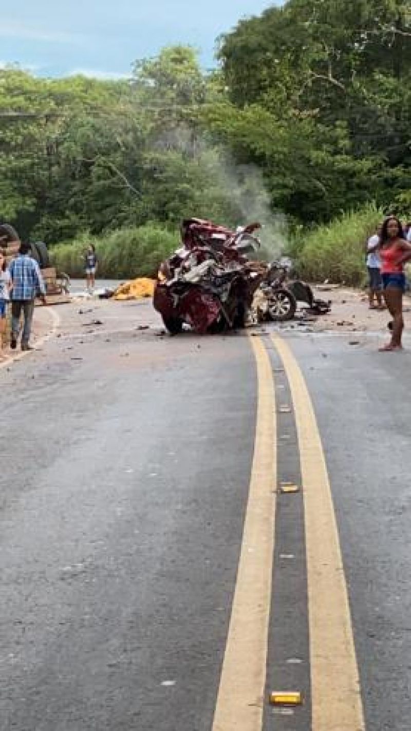 Cantor morre e outras duas pessoas ficam feridas em acidente entre caminhão e Onix no MT; veja o vídeo Cantor morre e outras duas pessoas ficam feridas em acidente entre caminhão e Onix no MT; veja o vídeo