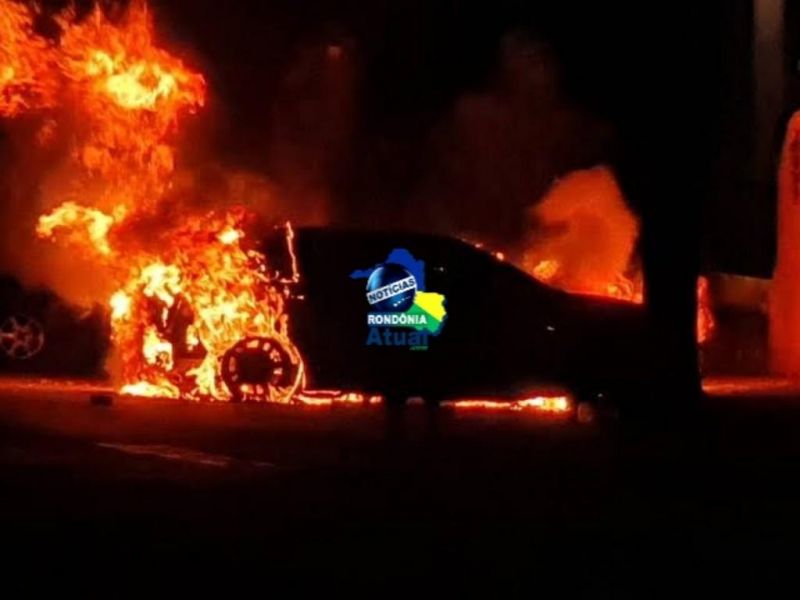 Carro é incendiado durante madrugada, em Ji-Paraná