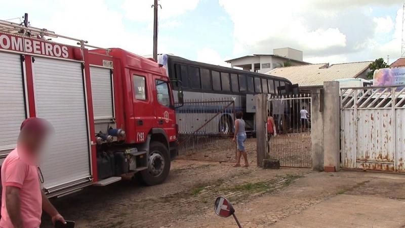 Mecânico fica ferido após ser prensado por ônibus em Rolim de Moura