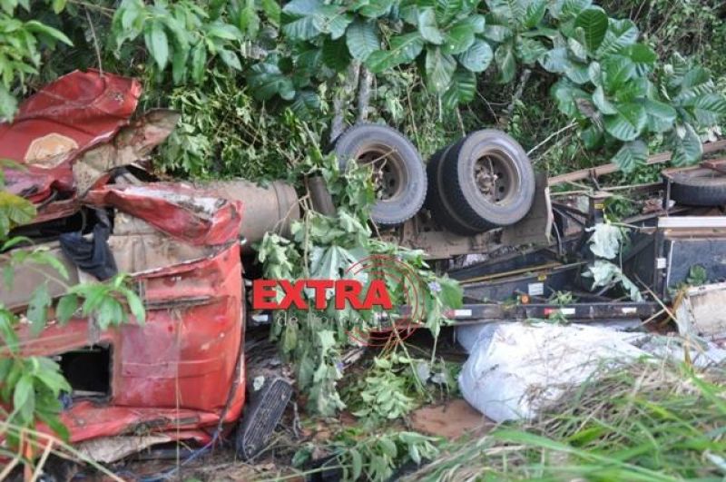 Motorista perde controle de direção e tomba carreta na BR-435 em Colorado, RO Motorista perde controle de direção e tomba carreta na BR-435 em Colorado, RO