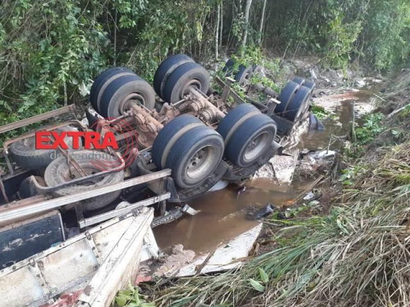 Motorista perde controle de direção e tomba carreta na BR-435 em Colorado, RO Motorista perde controle de direção e tomba carreta na BR-435 em Colorado, RO