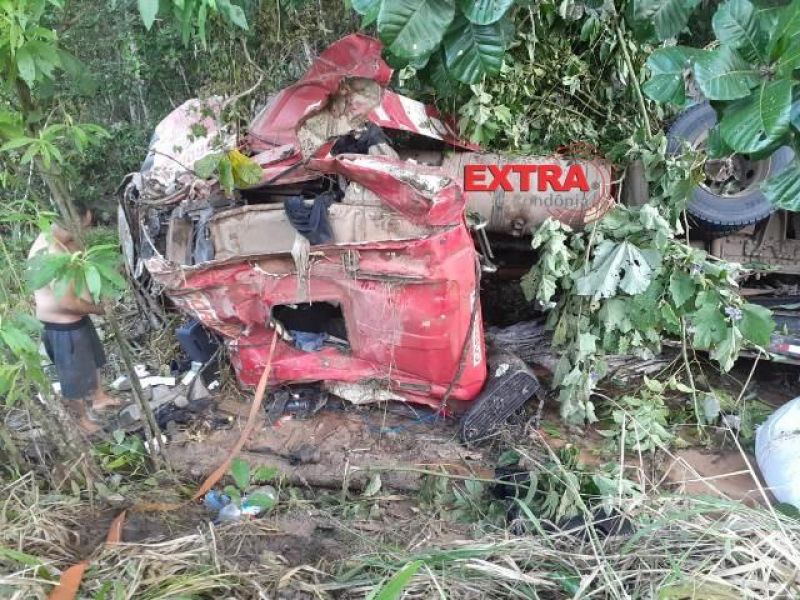 Motorista perde controle de direção e tomba carreta na BR-435 em Colorado, RO Motorista perde controle de direção e tomba carreta na BR-435 em Colorado, RO