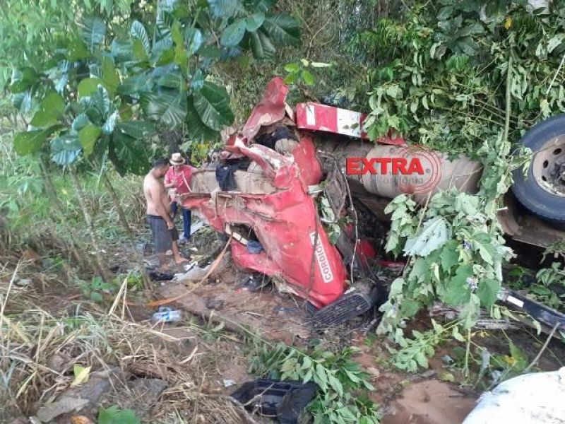 Motorista perde controle de direção e tomba carreta na BR-435 em Colorado, RO Motorista perde controle de direção e tomba carreta na BR-435 em Colorado, RO