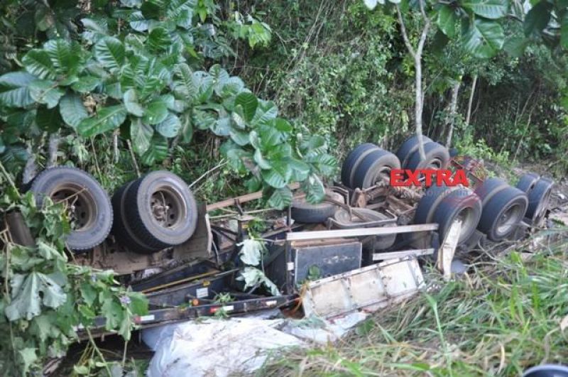 Motorista perde controle de direção e tomba carreta na BR-435 em Colorado, RO Motorista perde controle de direção e tomba carreta na BR-435 em Colorado, RO
