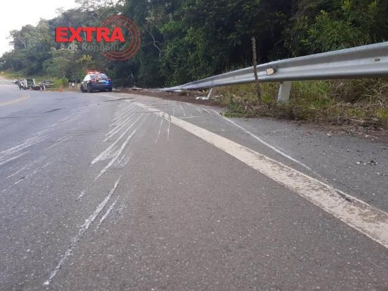 Motorista perde controle de direção e tomba carreta na BR-435 em Colorado, RO Motorista perde controle de direção e tomba carreta na BR-435 em Colorado, RO