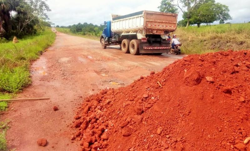 Cansados de esperar o DER, agricultores fazem mutirão para tapar buracos em rodovia entre Parecis e São Felipe