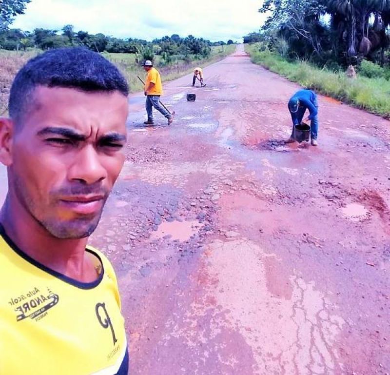 Cansados de esperar o DER, agricultores fazem mutirão para tapar buracos em rodovia entre Parecis e São Felipe