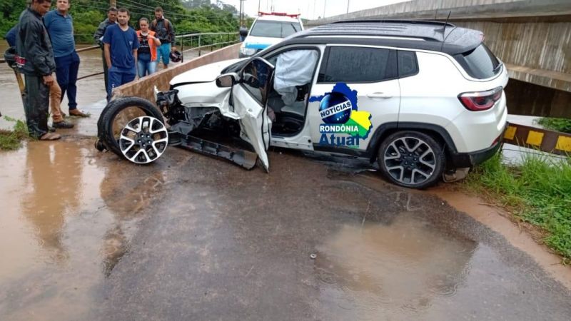Condutora de Jeep perde controle da direção e colide contra mureta de ponte em Ji-Paraná Condutora de Jeep perde controle da direção e colide contra mureta de ponte em Ji-Paraná