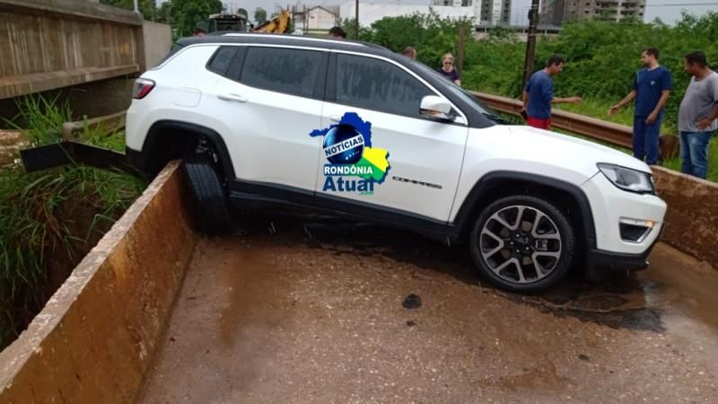 Condutora de Jeep perde controle da direção e colide contra mureta de ponte em Ji-Paraná Condutora de Jeep perde controle da direção e colide contra mureta de ponte em Ji-Paraná