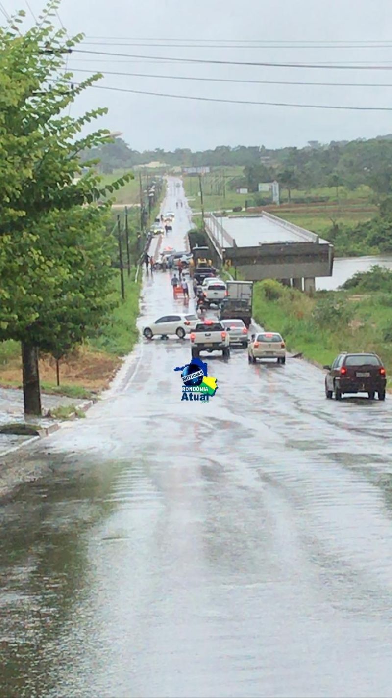 Condutora de Jeep perde controle da direção e colide contra mureta de ponte em Ji-Paraná Condutora de Jeep perde controle da direção e colide contra mureta de ponte em Ji-Paraná