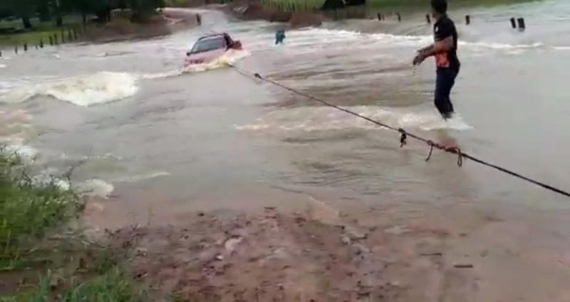 Vídeo mostra travessia corajosa e perigosa na Zona Rural de Ji-Paraná