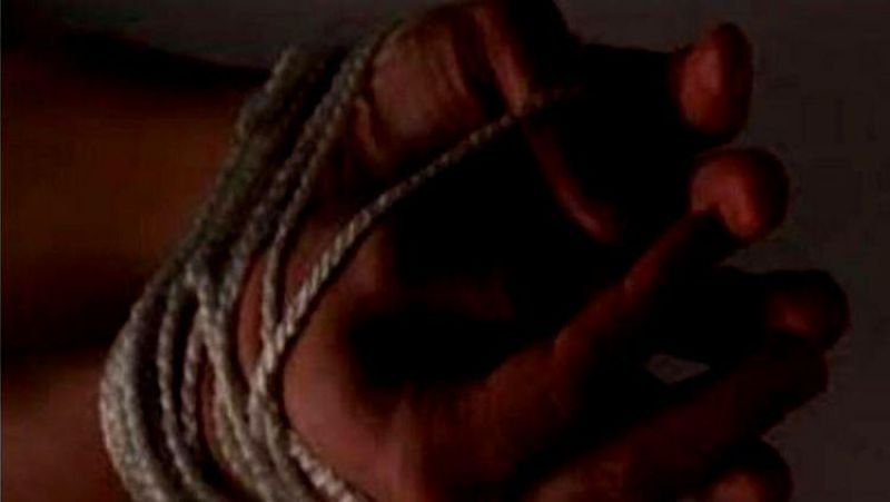 Jovem é espancado e mantido refém durante roubo a residência Jovem é espancado e mantido refém durante roubo a residência