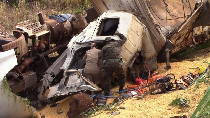 Atualização: Motorista morre preso às ferragens em acidente no trevo de Rolim com a BR-364