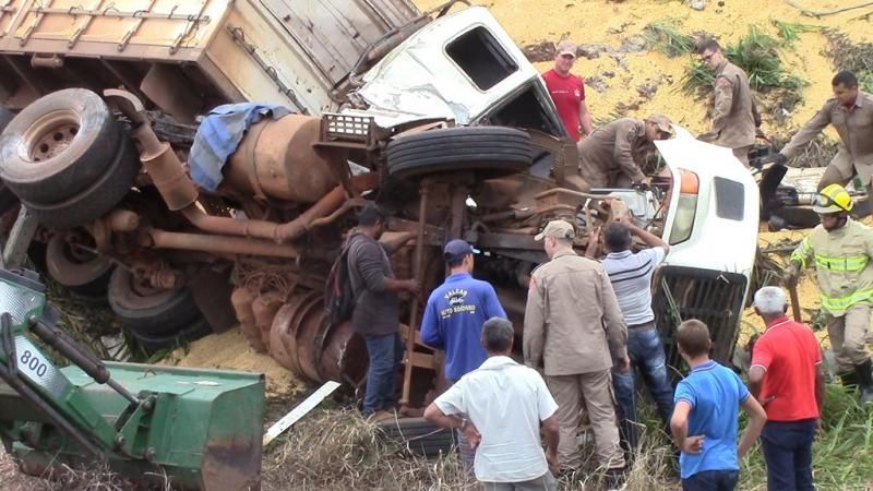 Atualização: Motorista morre preso às ferragens em acidente no trevo de Rolim com a BR-364 Atualização: Motorista morre preso às ferragens em acidente no trevo de Rolim com a BR-364
