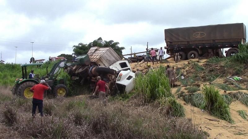 Atualização: Motorista morre preso às ferragens em acidente no trevo de Rolim com a BR-364 Atualização: Motorista morre preso às ferragens em acidente no trevo de Rolim com a BR-364