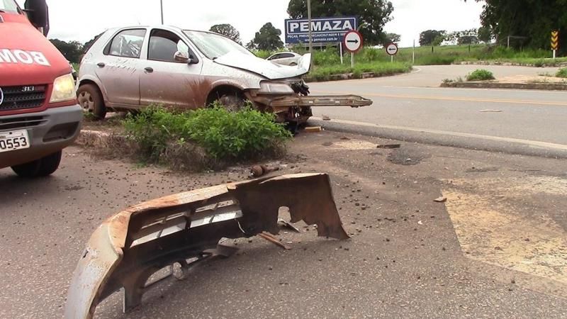Atualização: Motorista morre preso às ferragens em acidente no trevo de Rolim com a BR-364 Atualização: Motorista morre preso às ferragens em acidente no trevo de Rolim com a BR-364