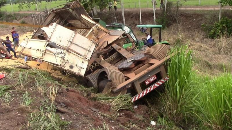 Atualização: Motorista morre preso às ferragens em acidente no trevo de Rolim com a BR-364 Atualização: Motorista morre preso às ferragens em acidente no trevo de Rolim com a BR-364