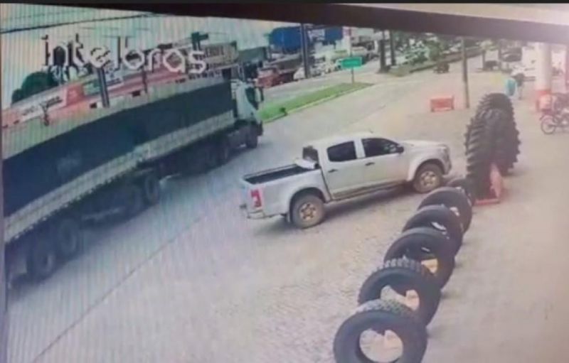 Carreta quase esmaga motociclista em cruzamento de Ji-Paraná; veja o vídeo