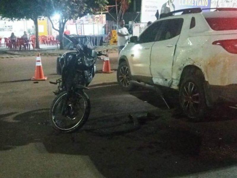 Motociclista morre após colidir com carro em Cerejeiras Motociclista morre após colidir com carro em Cerejeiras
