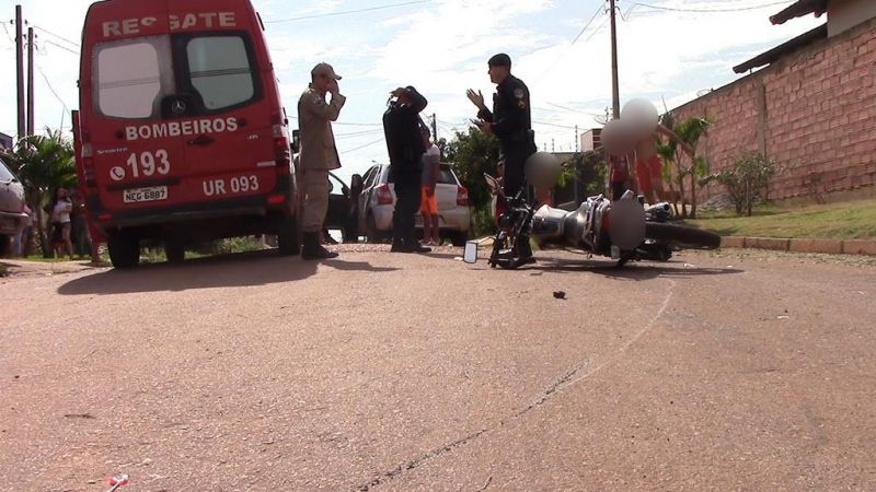 Acidente entre moto e carro é registrado no bairro Cidade Alta em Rolim de Moura Acidente entre moto e carro é registrado no bairro Cidade Alta em Rolim de Moura