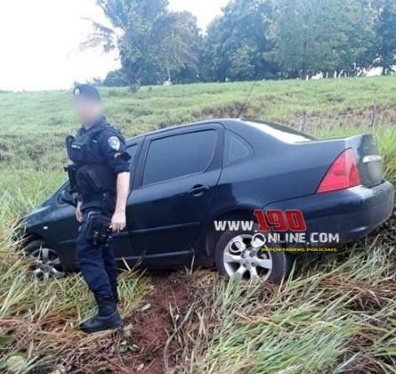 Automóvel sai da pista após mulher tentar desviar de buraco na RO-383 em Alta Floresta Automóvel sai da pista após mulher tentar desviar de buraco na RO-383 em Alta Floresta