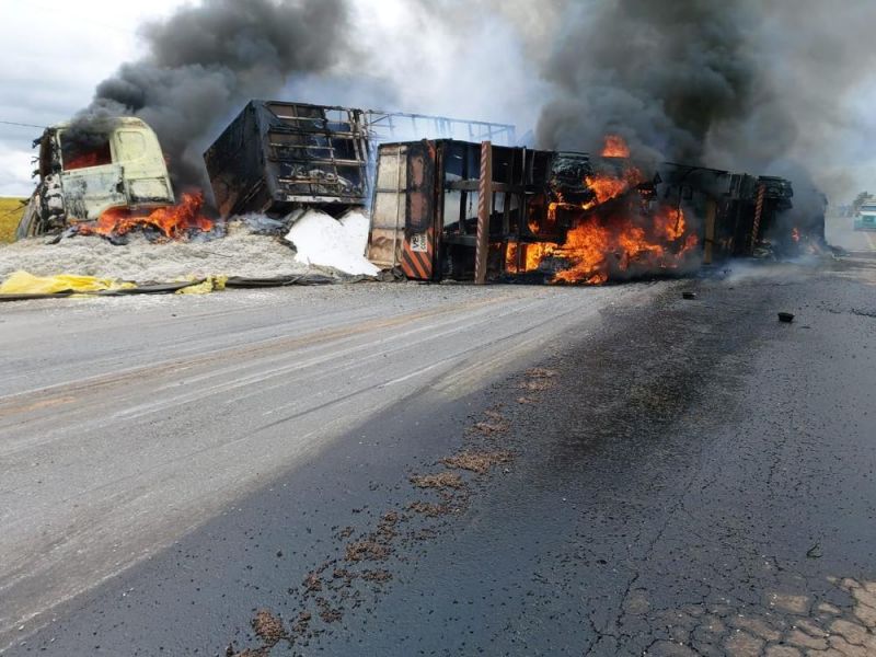 Carretas tombam, pegam fogo e ficam completamente destruídas na BR-364 em Mato Grosso; veja o vídeo Carretas tombam, pegam fogo e ficam completamente destruídas na BR-364 em Mato Grosso; veja o vídeo