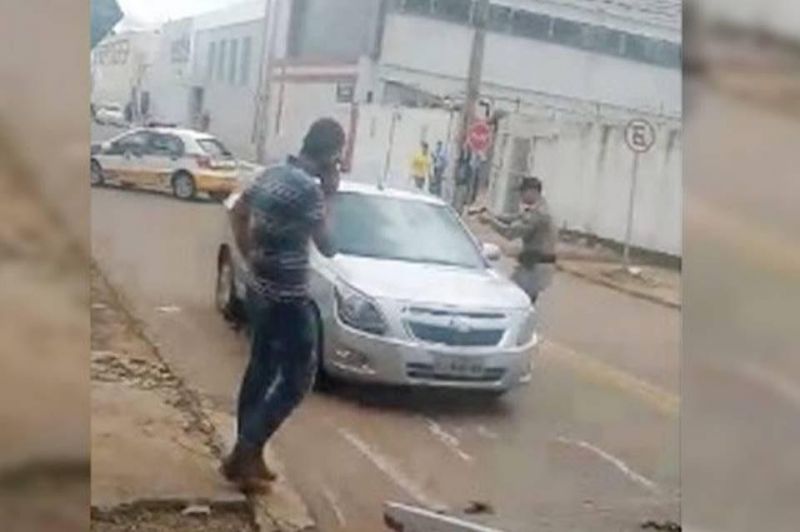 Motorista ignora policiais e foge com carro que estava sendo apreendido em Goiás; veja o vídeo Motorista ignora policiais e foge com carro que estava sendo apreendido em Goiás; veja o vídeo