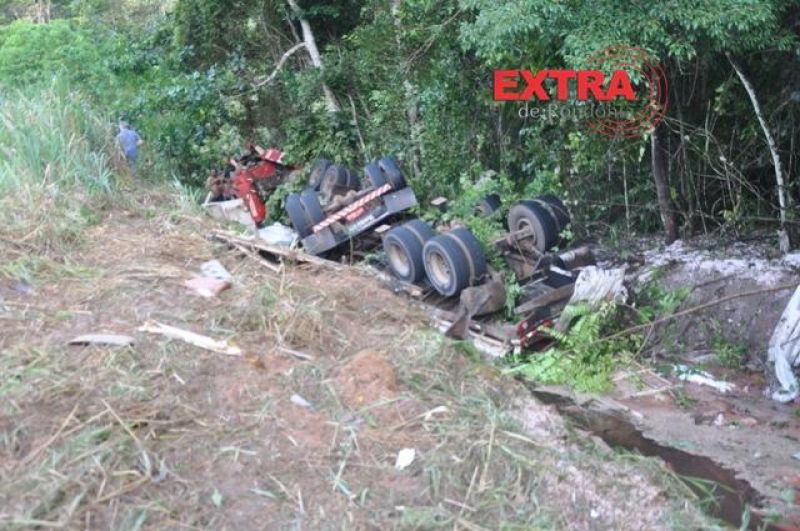 Motorista perde controle de direção e tomba carreta na BR-435 em Colorado, RO Motorista perde controle de direção e tomba carreta na BR-435 em Colorado, RO