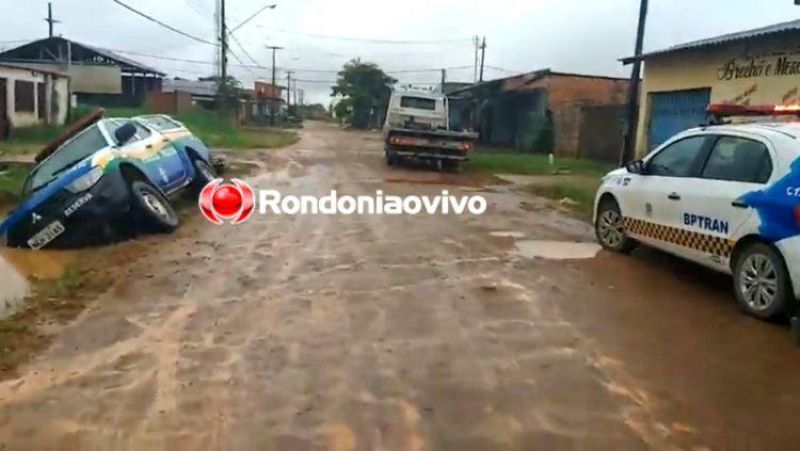 Polícia Militar vai atender ocorrência de homicídio e viatura cai em buraco