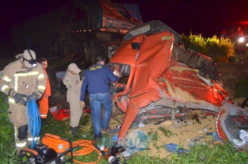 Colisão entre caminhões deixa uma vítima fatal na BR-364 Colisão entre caminhões deixa uma vítima fatal na BR-364