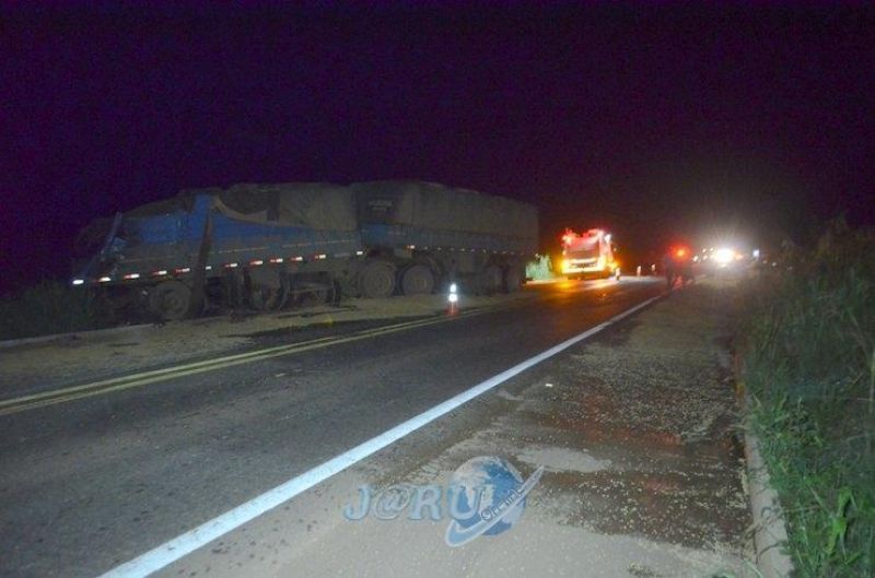 Colisão entre caminhões deixa uma vítima fatal na BR-364 Colisão entre caminhões deixa uma vítima fatal na BR-364