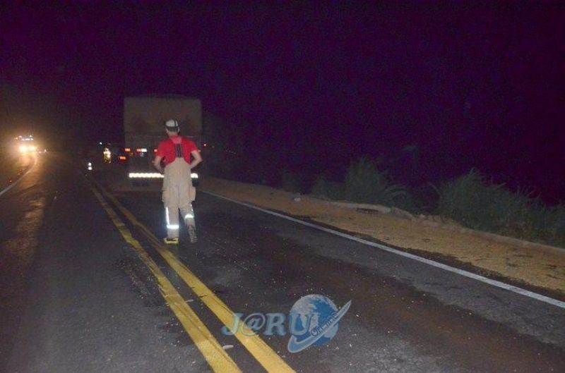 Colisão entre caminhões deixa uma vítima fatal na BR-364 Colisão entre caminhões deixa uma vítima fatal na BR-364
