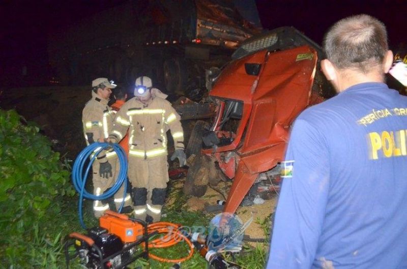Colisão entre caminhões deixa uma vítima fatal na BR-364 Colisão entre caminhões deixa uma vítima fatal na BR-364
