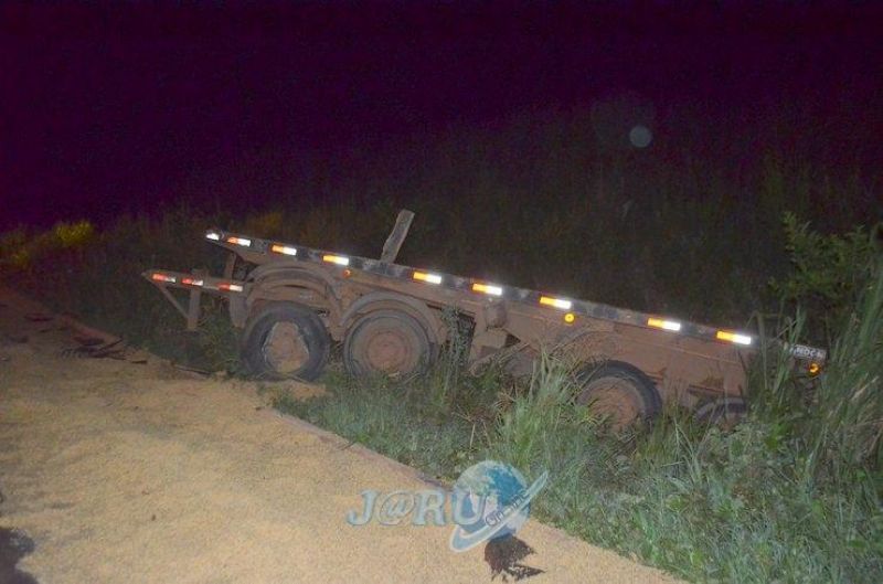Colisão entre caminhões deixa uma vítima fatal na BR-364 Colisão entre caminhões deixa uma vítima fatal na BR-364