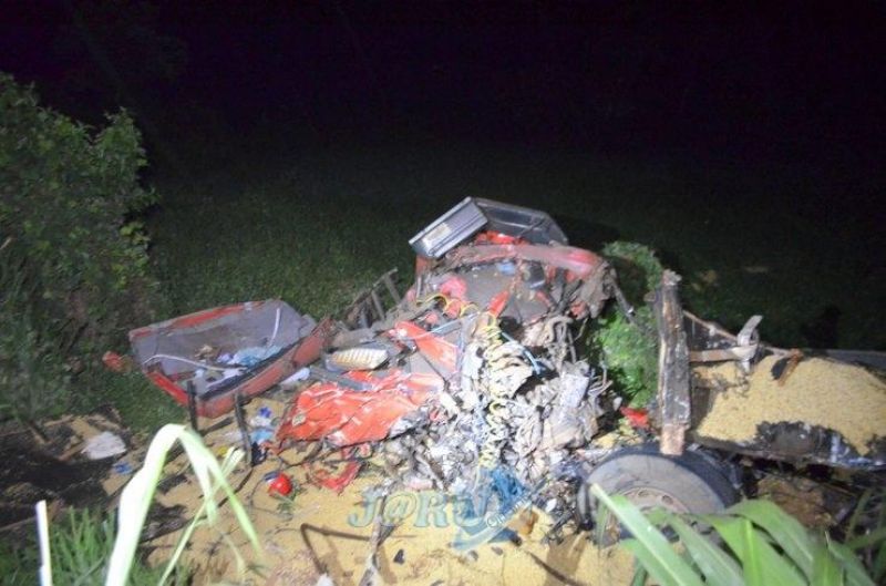 Colisão entre caminhões deixa uma vítima fatal na BR-364 Colisão entre caminhões deixa uma vítima fatal na BR-364