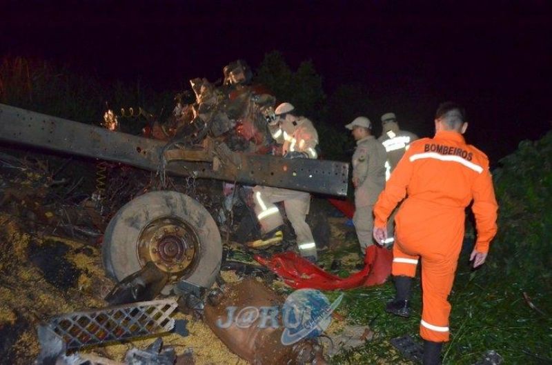 Colisão entre caminhões deixa uma vítima fatal na BR-364 Colisão entre caminhões deixa uma vítima fatal na BR-364