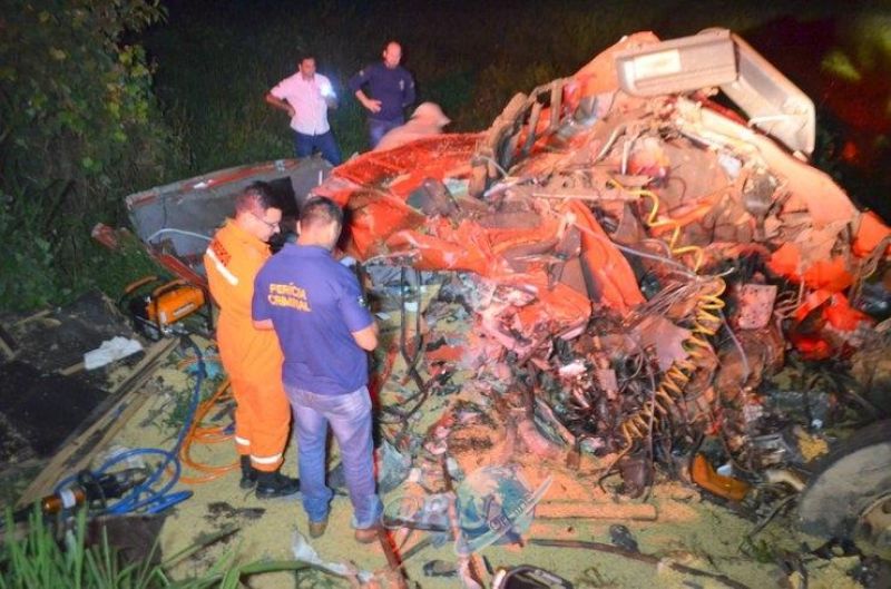 Colisão entre caminhões deixa uma vítima fatal na BR-364 Colisão entre caminhões deixa uma vítima fatal na BR-364